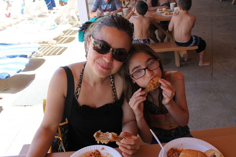 Mom_Daughter_Eating_800x533 Mom & Daughter Eating
